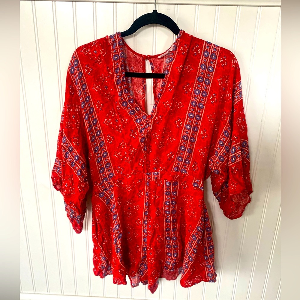 Boho red floral romper with Zipper in the back, has pockets! Size Large